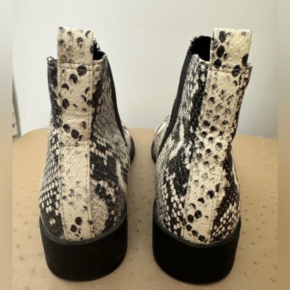 Steve Madden Jerry Chelsea Ankle Boots - Picture 5 of 8